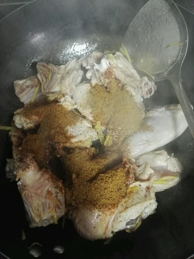 鸡炒50秒，放入红糖，继续煸炒