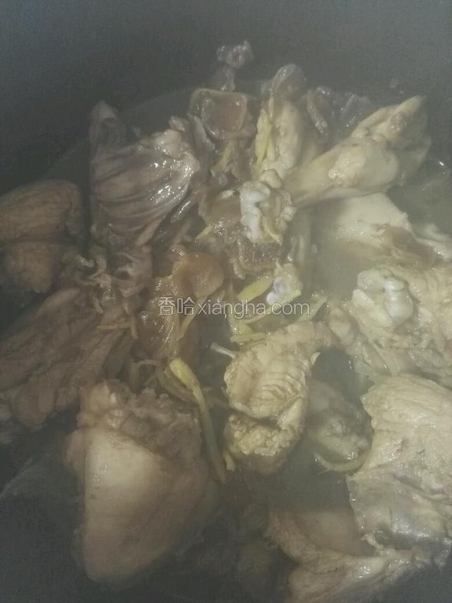 去炖锅一个，倒入炒好的麻油鸡，隔水炖，根据个人喜好，嫩点炖30分钟，老点继续炖