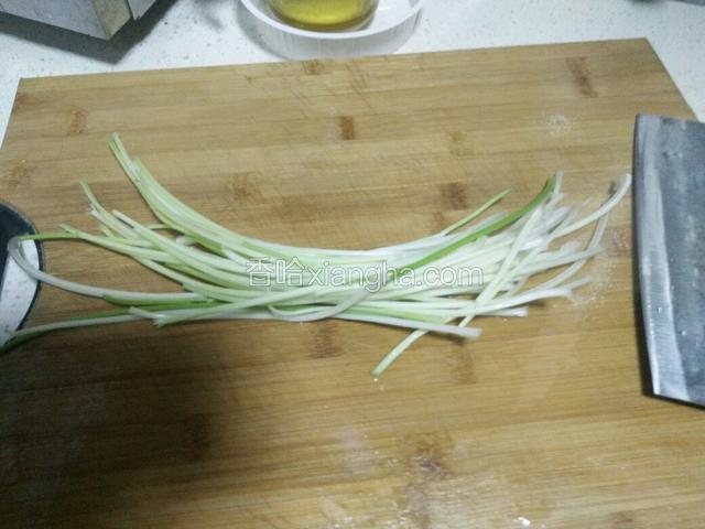 芹菜摘掉叶子，洗净切段。