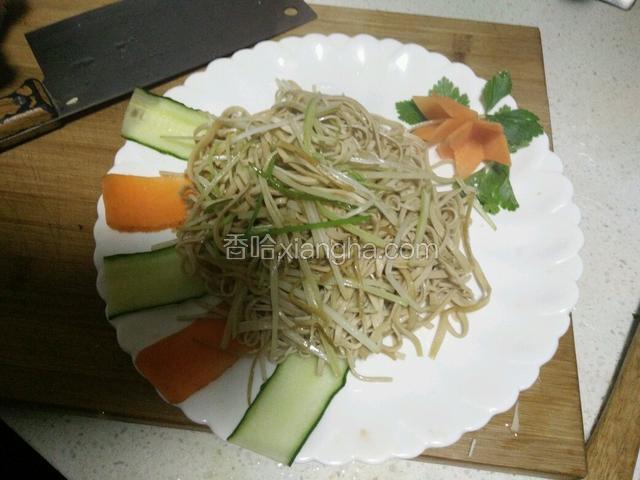 捞出摆盘即可。