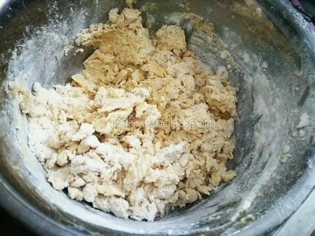 黄油软化加糖粉加鸡蛋加低筋面粉拌匀