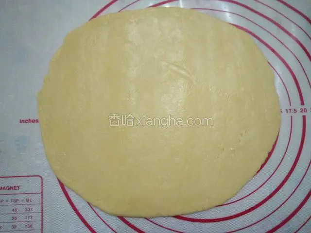 用擀面杖擀约0.3厘米厚的面皮，同时烤箱上火165℃，下火155℃预热10分钟。