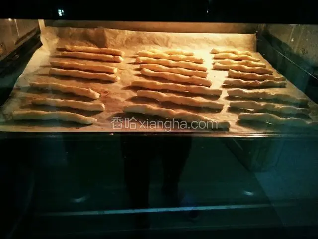 入烤箱中层烤25分钟，注意观察上色，微微金黄就可以出炉了。