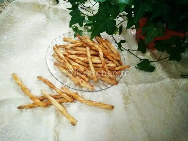 出炉我也忍不住尝尝，原味的饼干又香又硬，连我都喜欢。