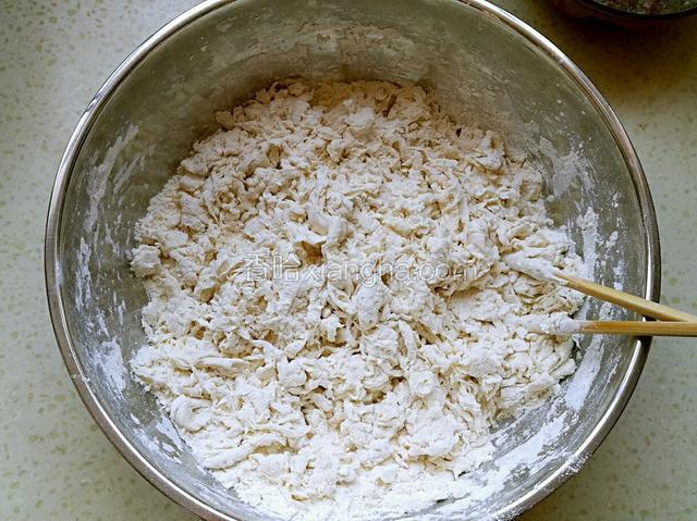 面粉放入盆中，少量多次加水，用筷子拌成絮状