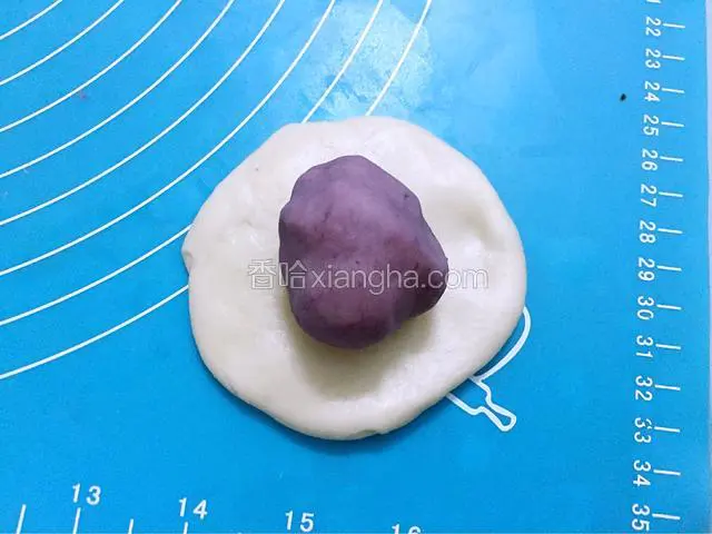 取一水油皮按扁放入油酥