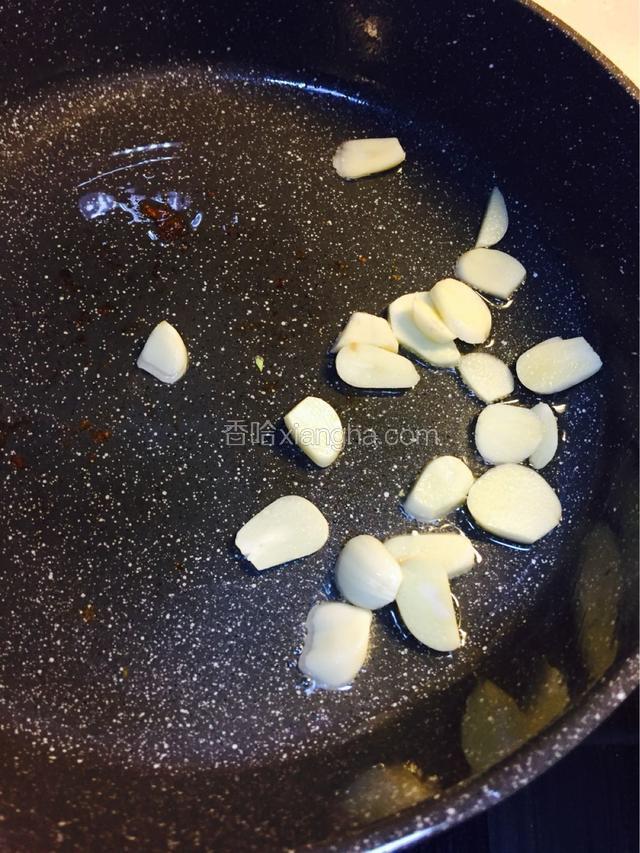 重新起锅，锅烧热倒入油，油温升高后放蒜片转小火煸出香味