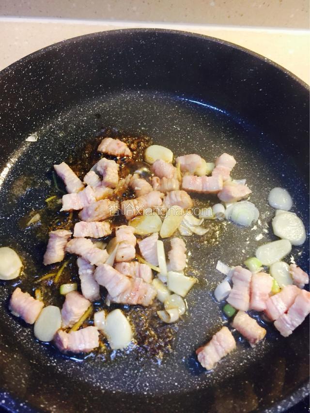转中火倒入五花肉煸香