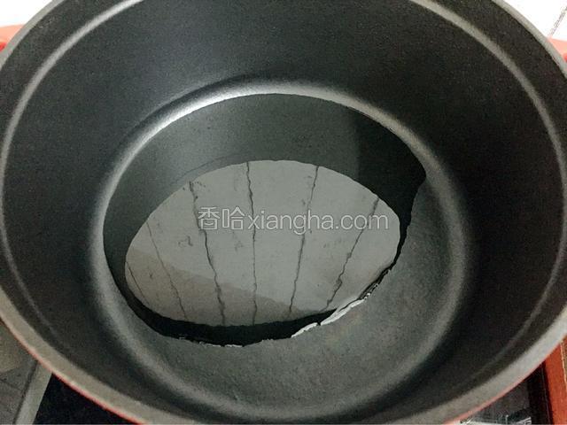 锅中倒入适量的食用油烧热