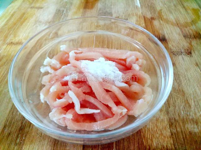 放入碗里，加入料酒和淀粉
