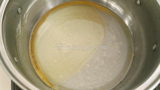 把油、糖、水倒锅里搅拌烧开关火。