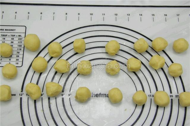 揉至细腻后分成15g左右的剂子。