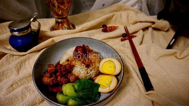 一碗米饭，浇上一大勺卤肉，卤蛋切开，再来几颗焯烫过的青菜