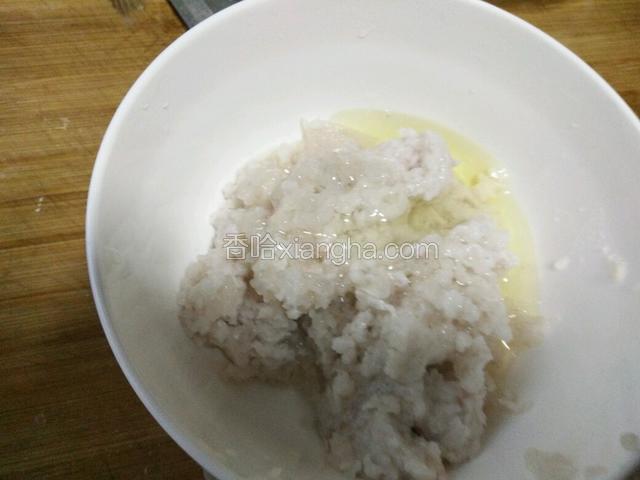 将鱼肉打入蛋清拌匀。