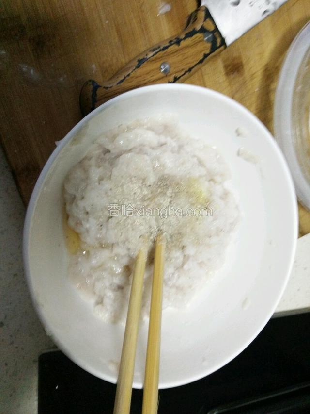 加入鸡精、白糖、料酒、盐、白胡椒粉拌匀，腌制片刻。