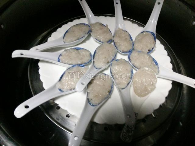 将备好的调羹沾上适量的食用油。舀上适量的鱼肉抹平，蒸锅注水烧开，将鱼肉放上去，加盖蒸5分钟。