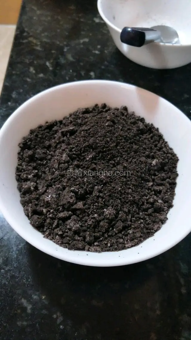 奥利奥饼干弄成末，尽量碎点