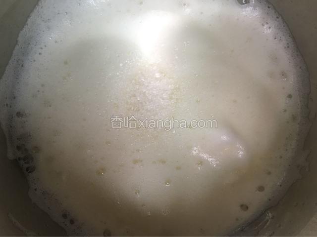 加入第二次三分之一细砂糖，继续高速打发