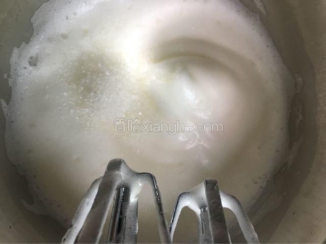 加入剩余的砂糖继续高速打发