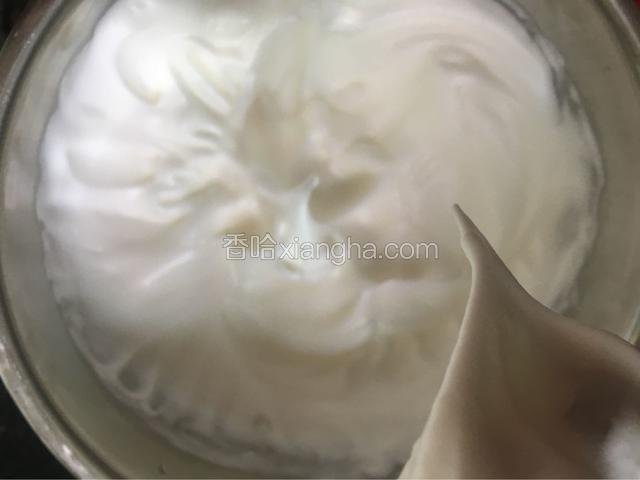 蛋白霜打发好放冰箱保存。记得打发到图中状态就可以了，打发过头蛋糕卷会开裂