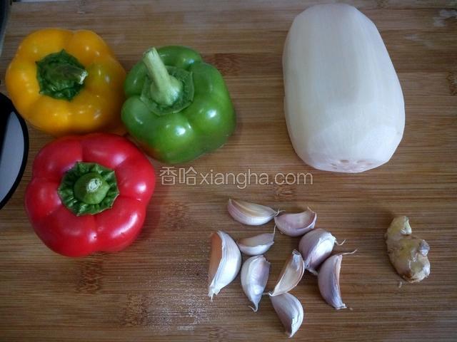 莲藕洗净去皮，菜椒三个，备好姜、蒜。
