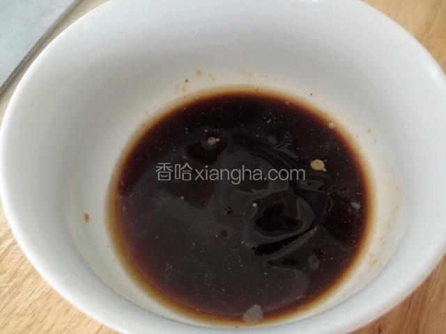 然后把酱油 蚝油 料酒 盐 糖 鸡精 胡椒粉 放入一个碗里 准备好 当然平时炒菜的时候直接每个放里就可以了 做菜谱的时候没时间一个一个拍照  这样比较没那么手忙脚乱 而且很干净不是么 一下全倒里就完事了