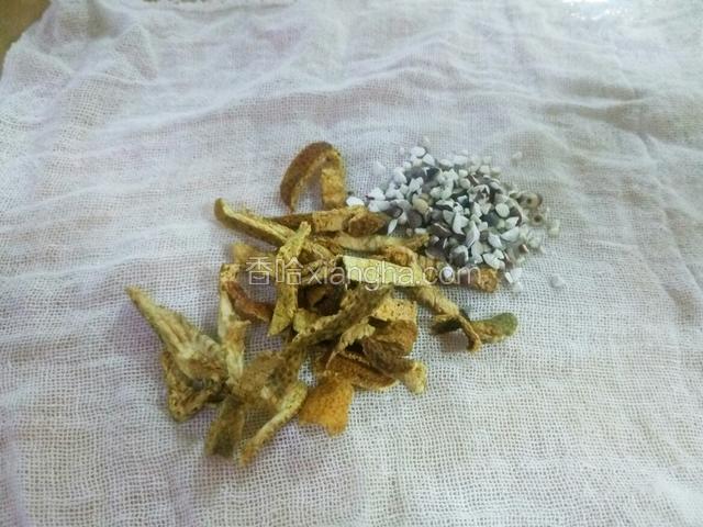 首先把陈皮和芡实用纱布包好 不然散着煮熟后影响口感 这两个也是祛湿的好帮手 