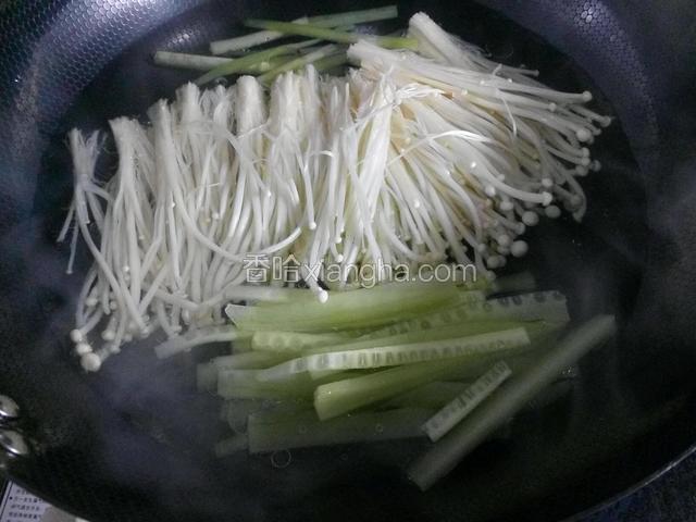 锅中烧开水滴几滴油，把黄瓜和金针菇烫熟。