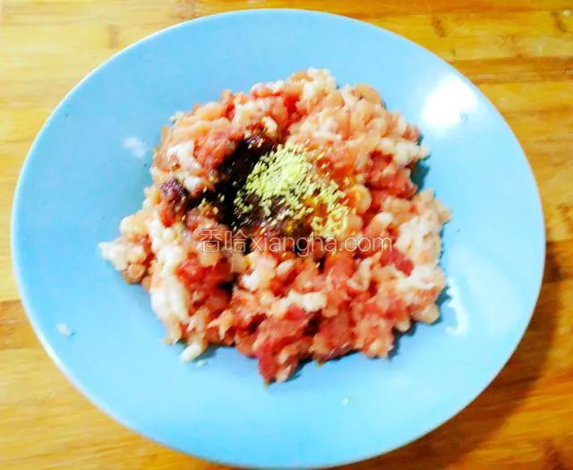 放入生菜，老抽，盐，鸡精