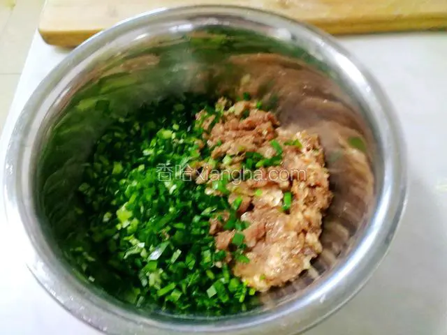 肉馅和韭菜放入盘里