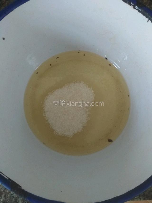 首先将玉米油，白糖，盐混合，搅拌均匀