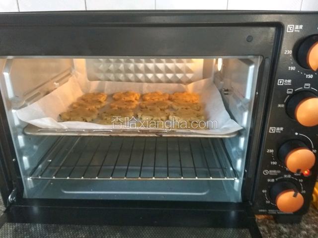 送入预热好的烤箱中上层，上火180度，下火170度烤制15～20分钟即可