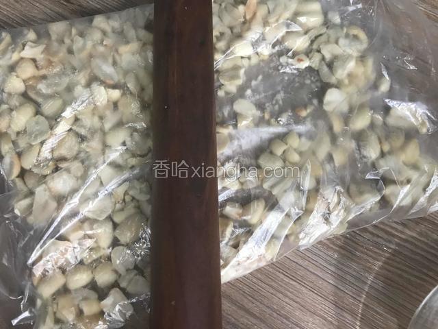 去皮后放入保鲜袋中，用擀面杖碾碎