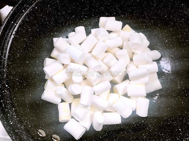 加入棉花糖，翻盖炒至溶化