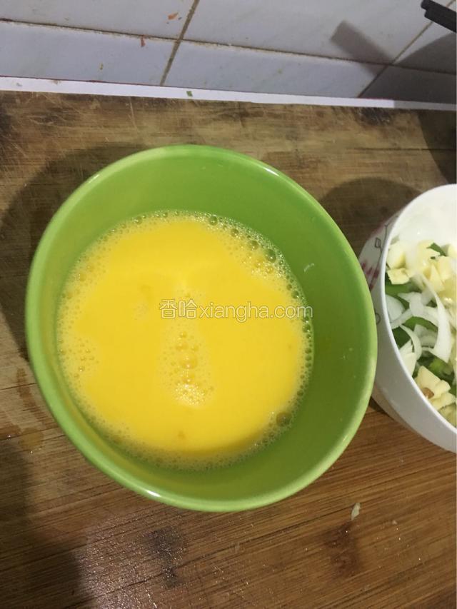 鸡蛋打碎在碗里加点水搅拌。