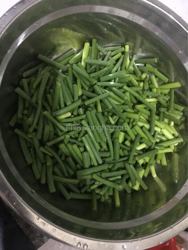 蒜苔洗净切段儿，葱切段，蒜拍扁切碎。