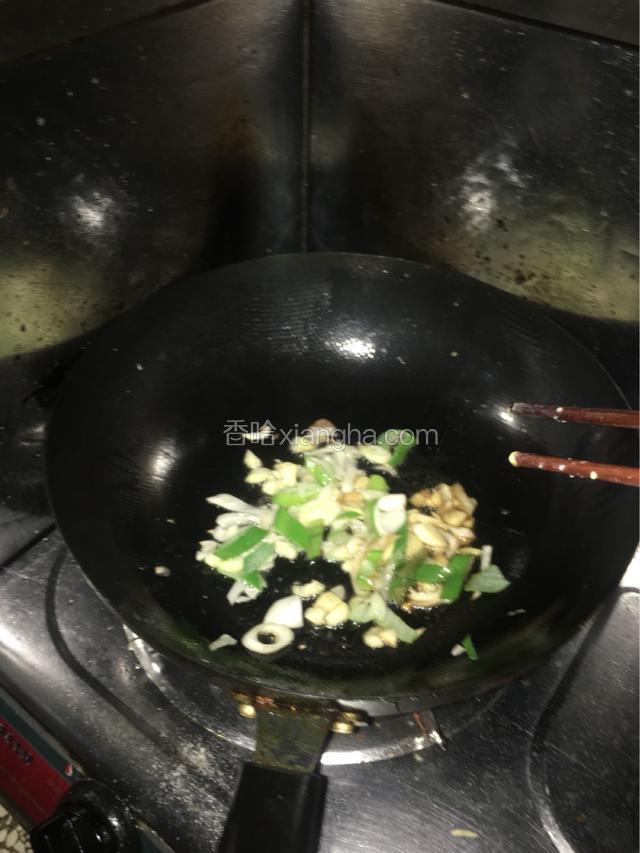 锅中放油，油热，加葱蒜，放入少许蒸鱼豉油。