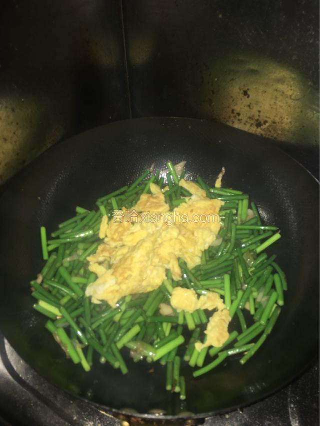 添加少许盐，因为孕期不能吃咸，蒸鱼豉油本身就有咸味，再淋上一点盐即可。蒜苔炒稍微软加入刚才的鸡蛋，炒开。