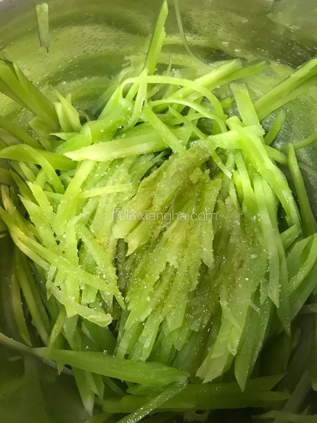 倒掉腌制出来的水，加入适量白糖，麻油，少许味精搅拌。