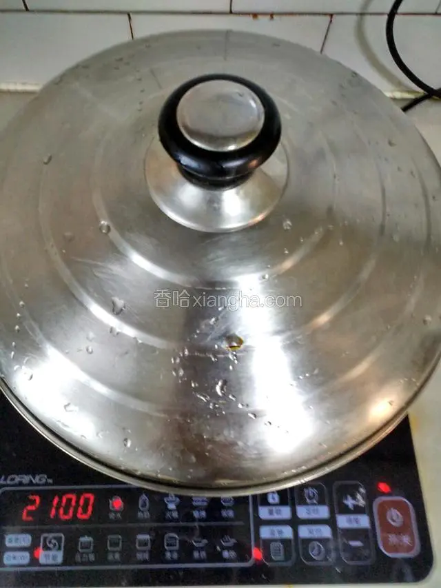 盖上盖，中火蒸十五分钟，关火焖三分钟