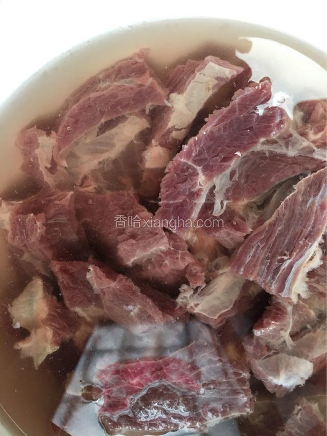 牛肉切块，泡30分钟清水