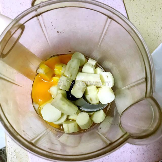 山药去皮切段放入小儿料理机，再打入一枚鸡蛋混打，