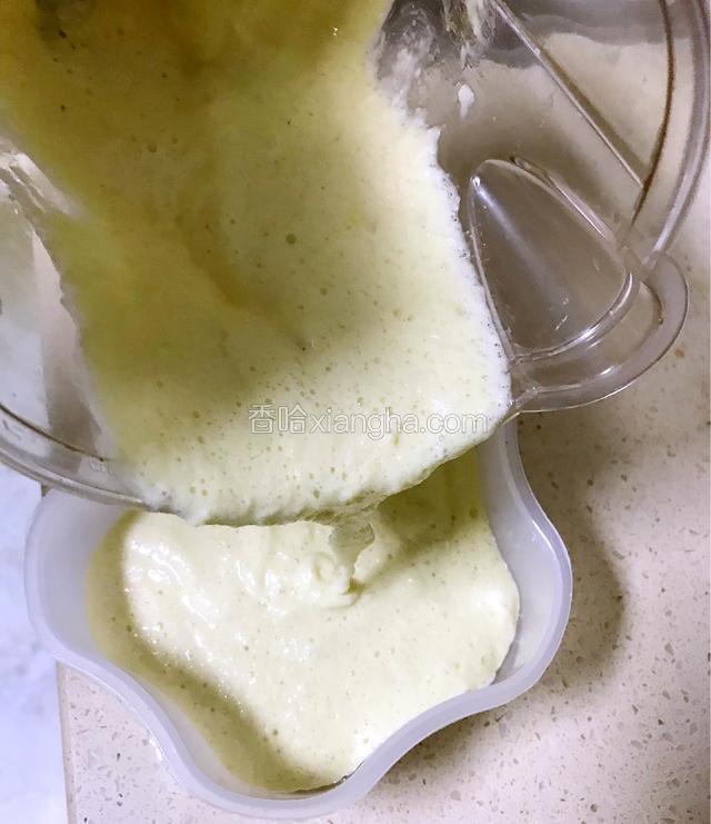 打成糊状，将容器滴入几滴核桃油抹匀，糊倒入容器