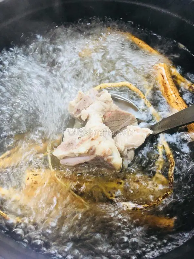 放入脊骨，大锅煮20分钟后转小火慢煮2小时
