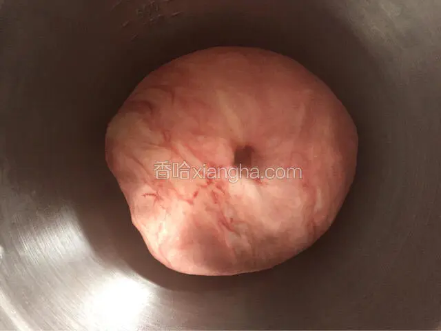 室温发酵两倍大，大概一个小时左右，手指戳洞不回缩即可