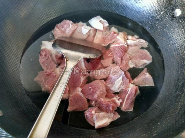 牛肉冷水下锅，焯水。