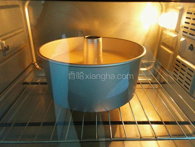 放入预热好的烤箱下层，上火140下火150度烤60分钟