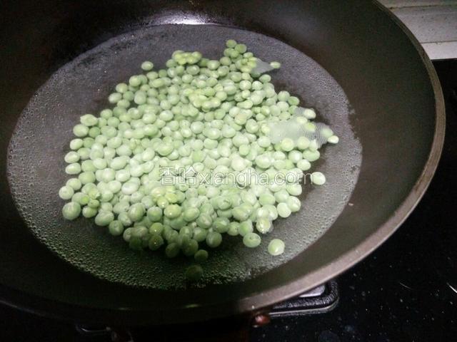 水浇开后倒入豌豆焯水1分钟捞出。