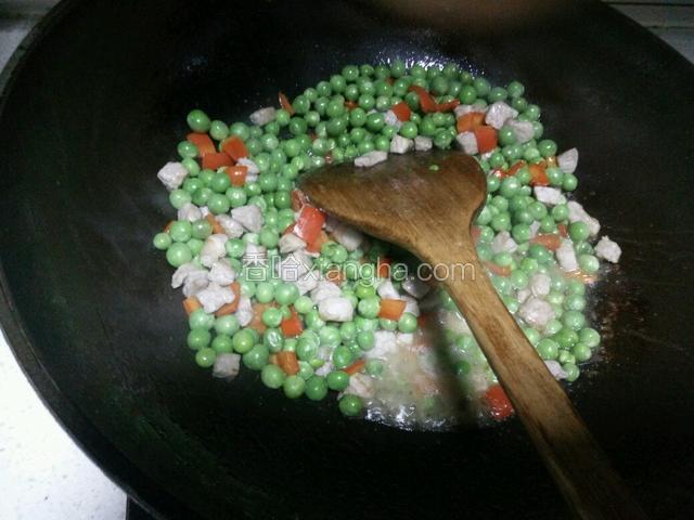 另起锅放油，先放入豌豆炒制，再放入肉丁，最后放入红椒丁炒熟，加入盐、鸡精、白糖炒制，最后放入水淀粉勾芡即可。