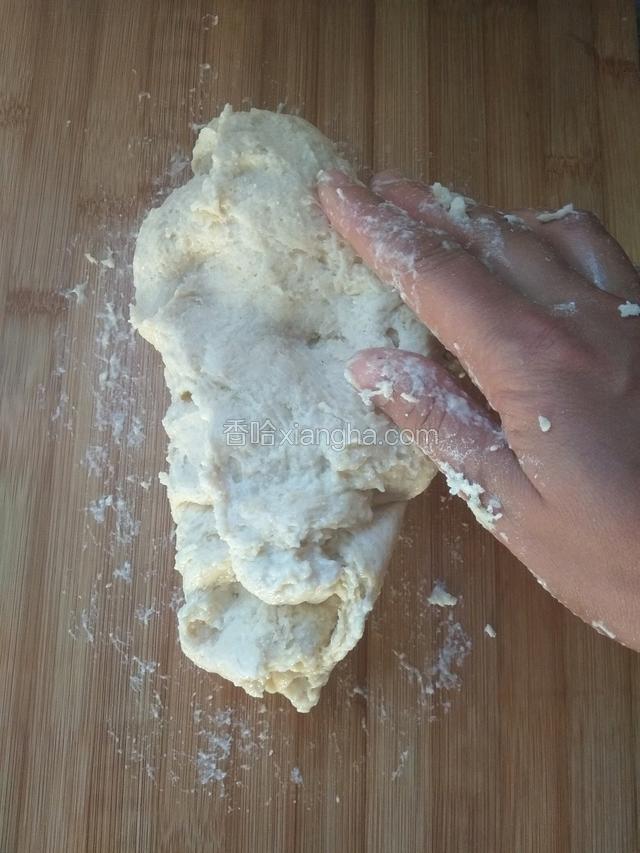 将面团取出，放在案板上，此时的面团很湿，刚开始要像洗衣服一样，揉搓，